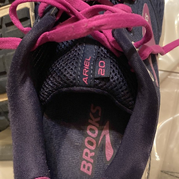 Brooks sneaks size 8.5 - Picture 4 of 6